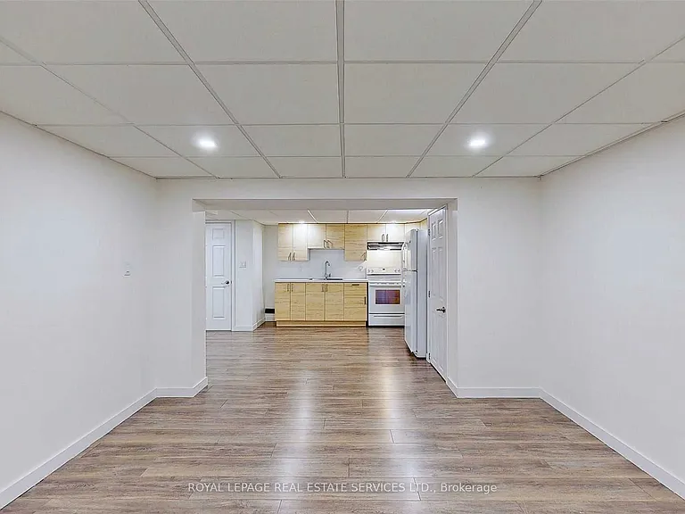 4 McMaster Ave — Photo 35