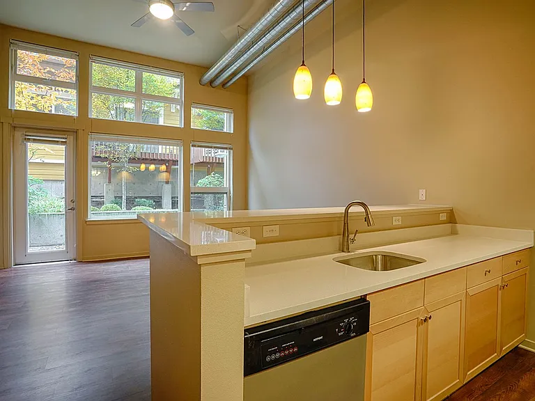 Saxe Apartments — Photo 33