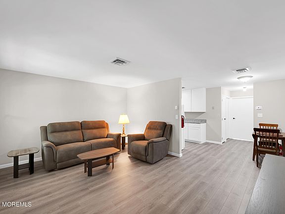 5th image of 843D Inverness Court #D