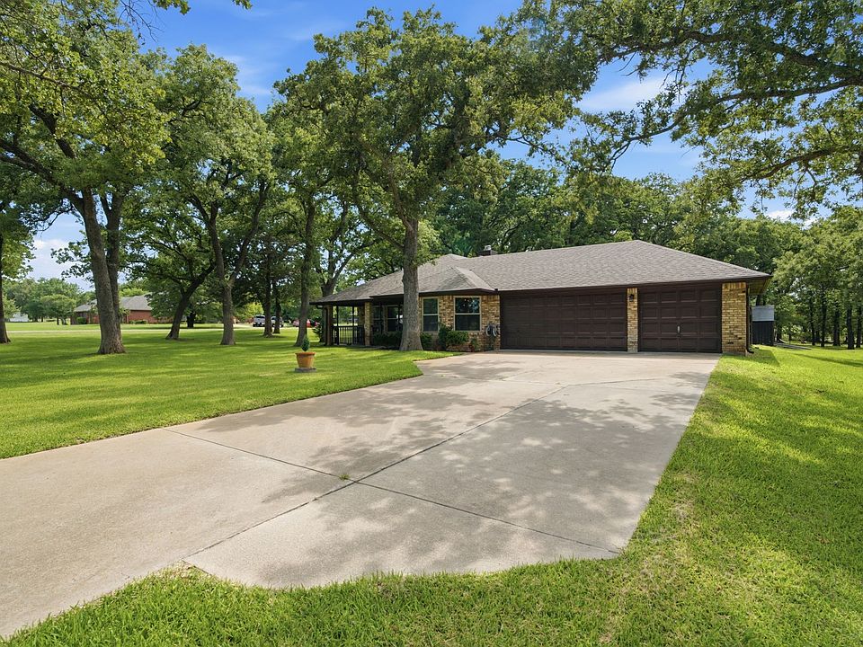 1st image of 305 Bent Oak Rd
