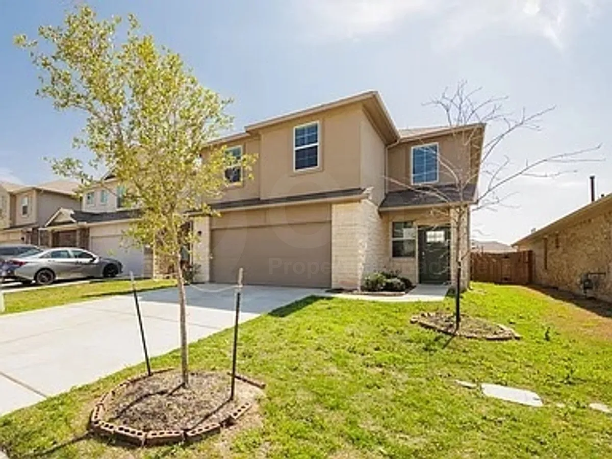 4 bed, 1.0 bath, 2220 sqft, $2,200 — Photo 2