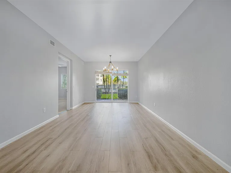 3500 Oaks Clubhouse Dr #102 — Photo 6