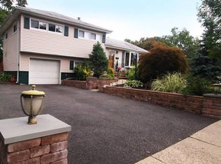 636 Cambridge Rd, Paramus, NJ 07652