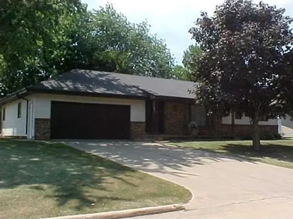109 E 14th St, Pella, IA 50219