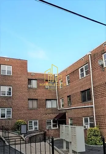 70 Crawford St Photo 1