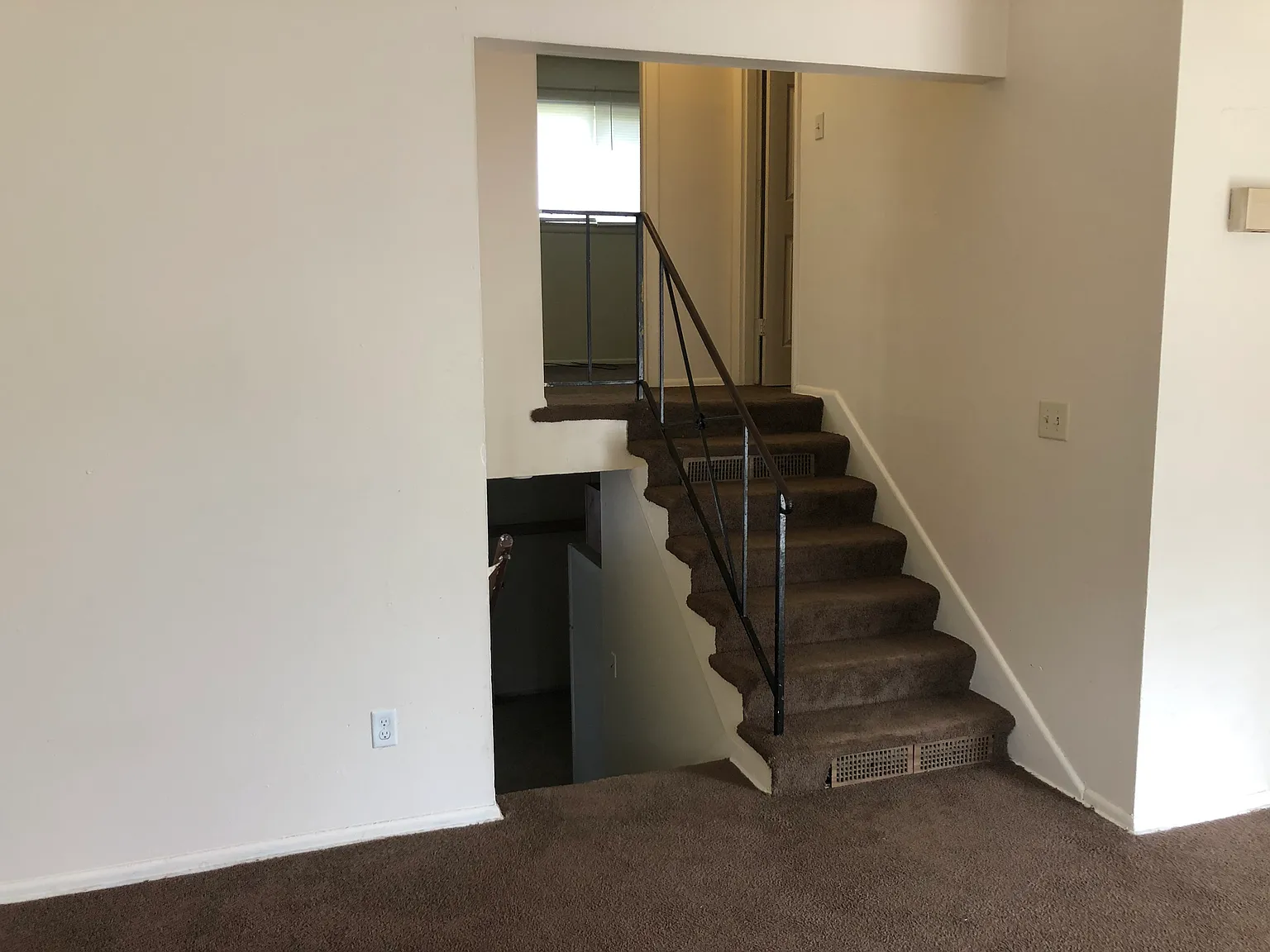 2 bed, 1.5 bath, 780 sqft, $895 — Photo 2