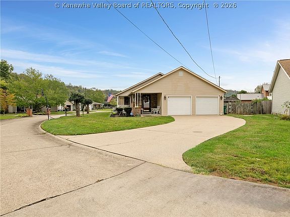 3rd image of 110 Woodbend Cv
