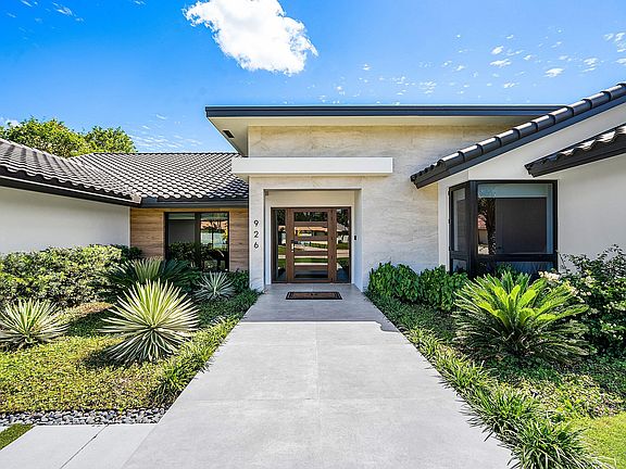 4th image of 926 SW 35th Court