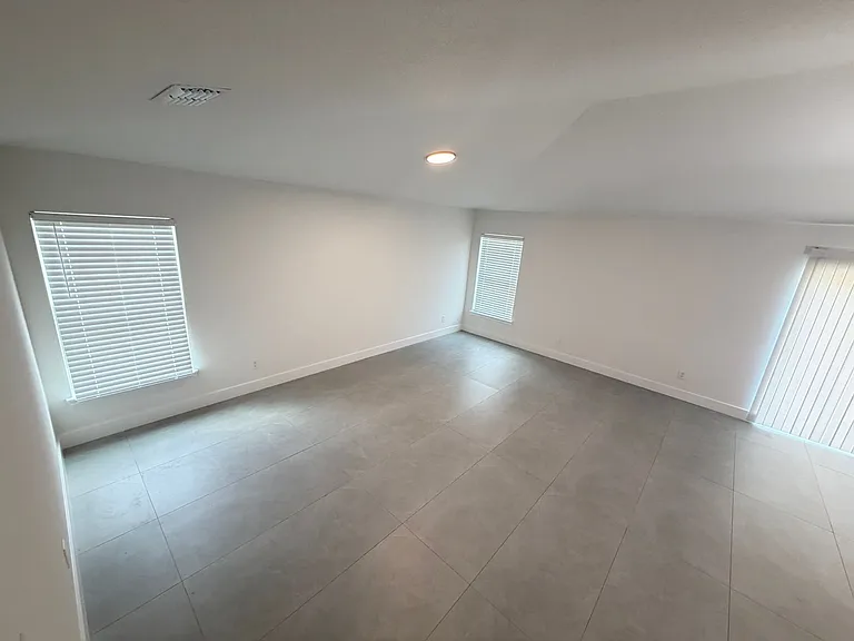 2614 Palomar Ave SE — Photo 37