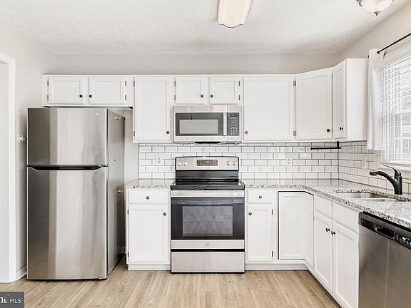 4th image of 9 Francis Green Cir