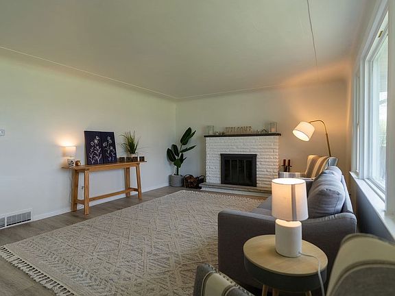 3rd image of 470 Esley Ln