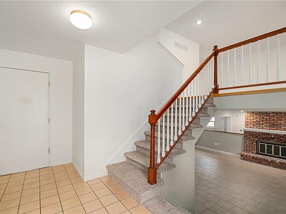 3rd image of 435 Kingsley Ave