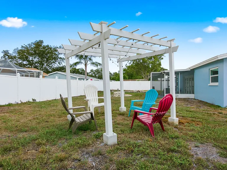 330 Scott Ct — Photo 37