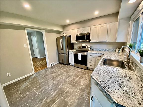 4th image of 3018 Midland Dr