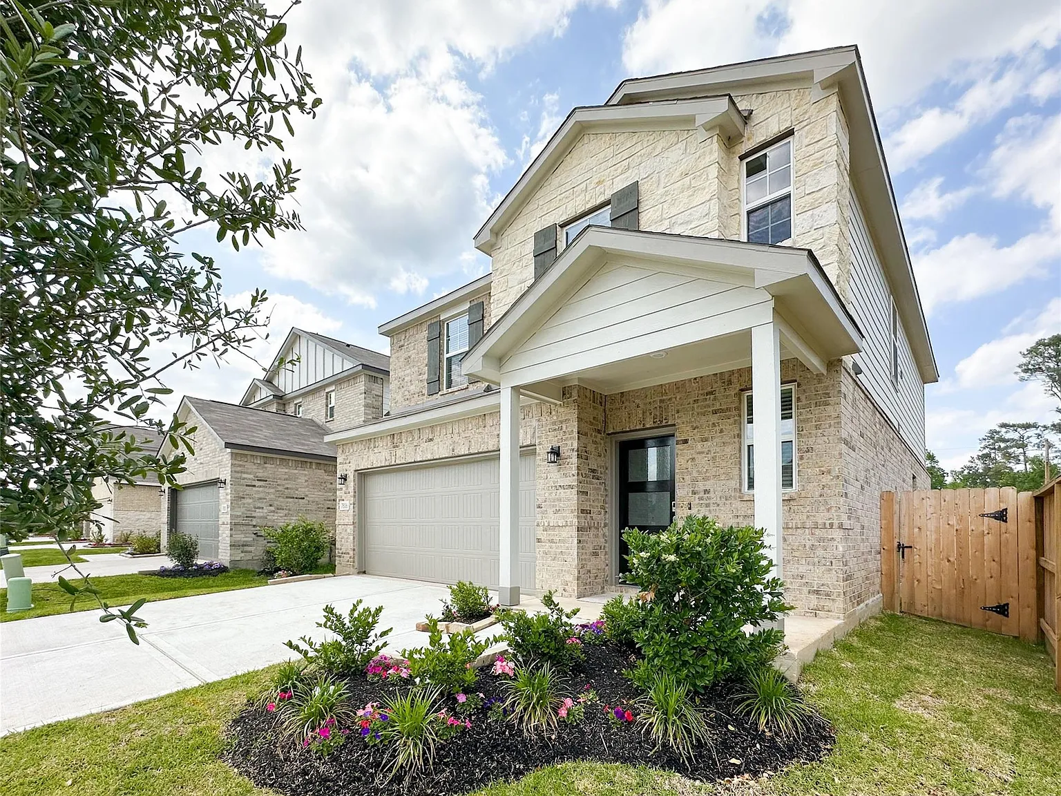 4 bed, 2.5 bath, 1897 sqft, $2,350 — Photo 2