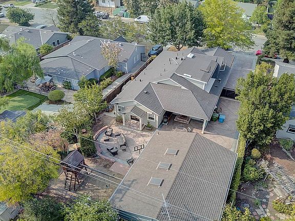 4th image of 15182 Stratford Dr