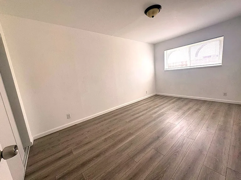 302 Dumont Ave — Photo 14