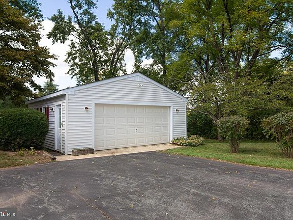 4th image of 6006 Fairfield Ln