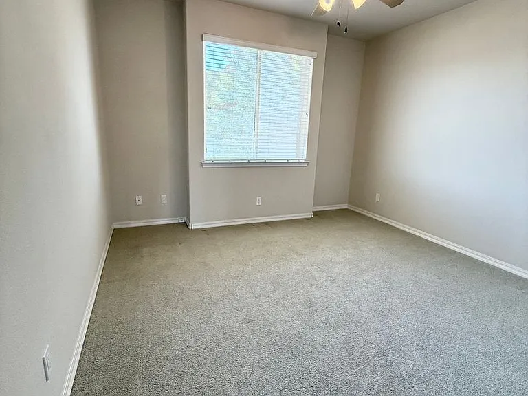 1090 Megan Ct — Photo 32