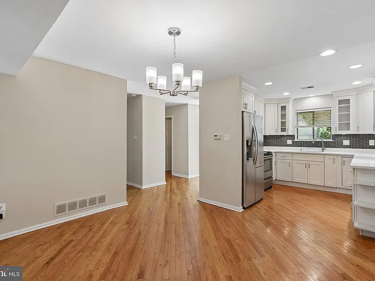 156 Eaton Dr — Photo 1