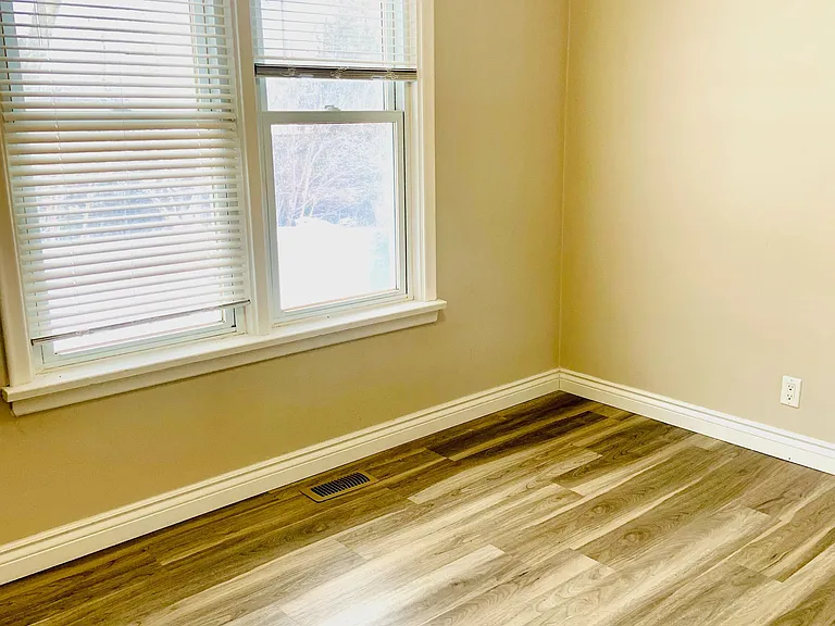 513 Rossland Rd E #UPPER — Photo 12