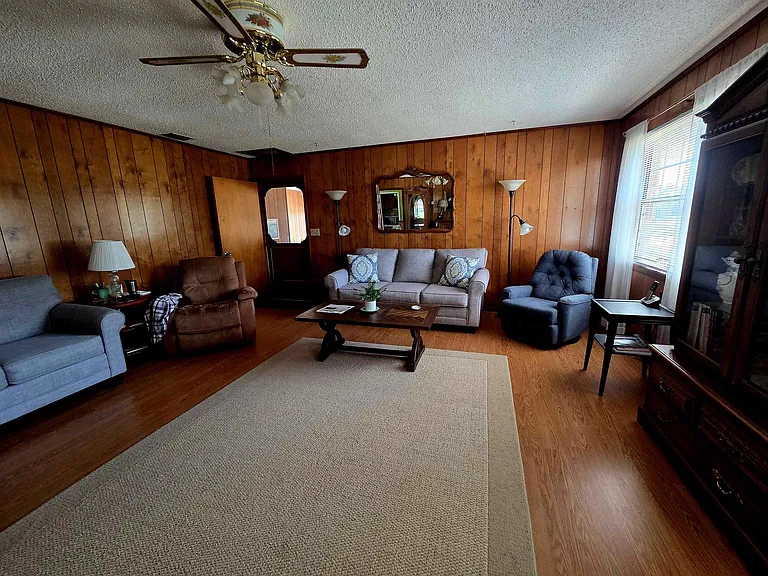 102 S Claire Dr — Photo 12
