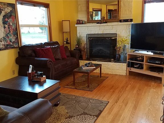 5th image of 517 Fir St NE
