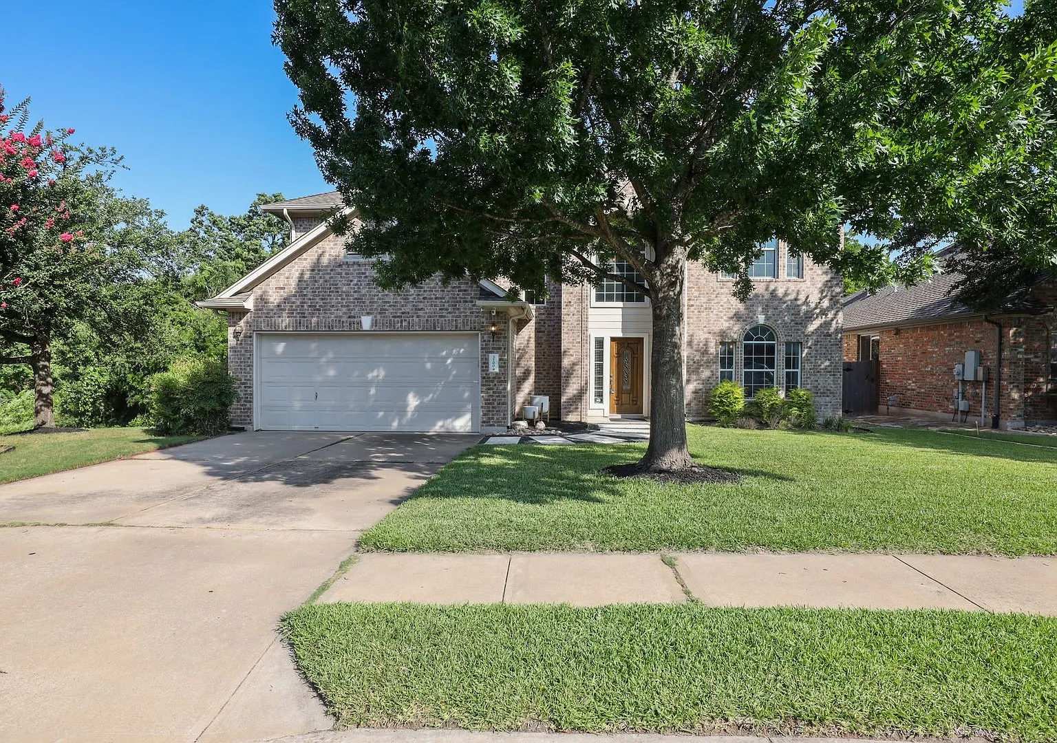 Private Greenbelt Retreat in Forest Creek Golf Club Community — Photo 2
