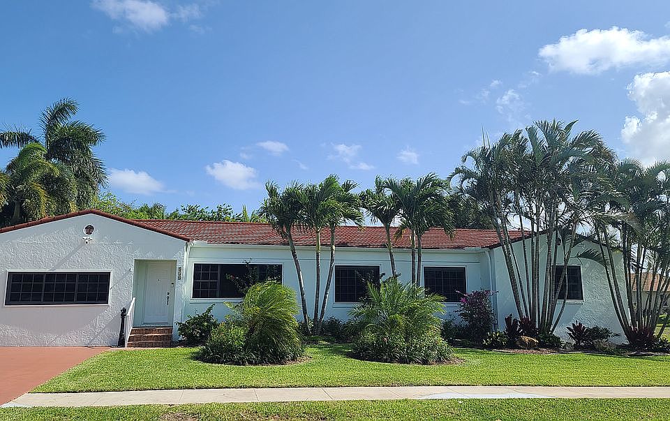 1st image of 818 W Ocean Ave