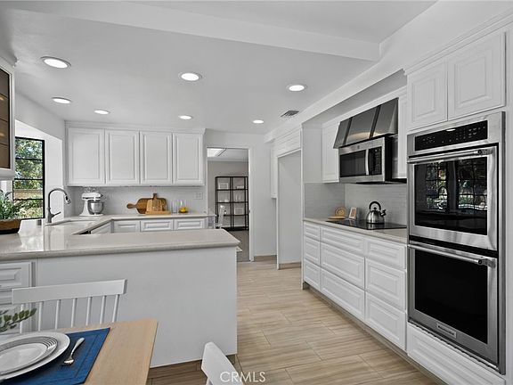 4th image of 1868 N Laurel Ave
