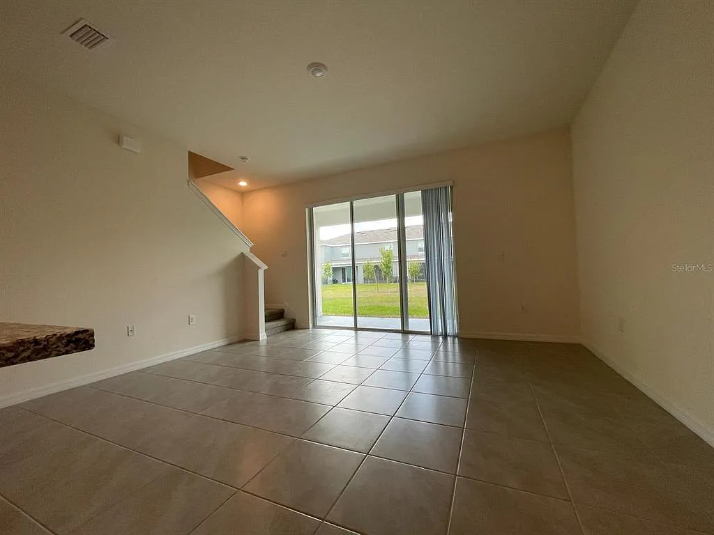 3 bed, 2.5 bath, 1673 sqft, $2,050 — Photo 3