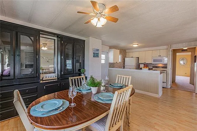 274 Beach Ct — Photo 5