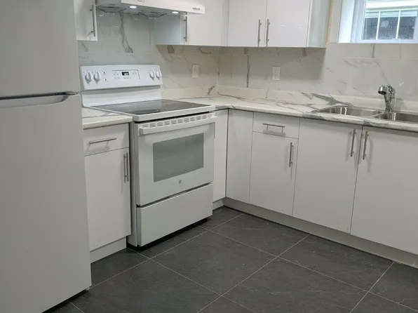 1216 Edinburgh St, New Westminster, BC V3M 2V8