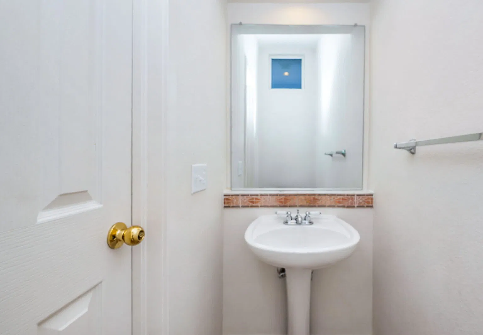 3 bed, 3.0 bath, 2350 sqft, $2,440 — Photo 4
