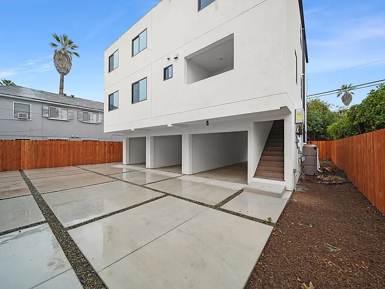 Luxury 2 and 3 Bed Townhomes with Covered Parking! — Photo 16