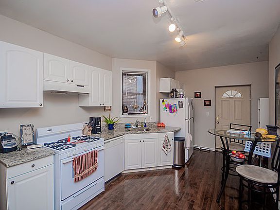 3rd image of 3456 N Leavitt St #2R