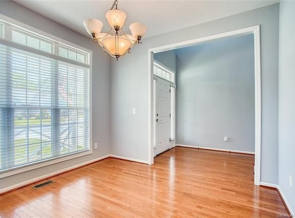 3rd image of 3031 Hereford Ln