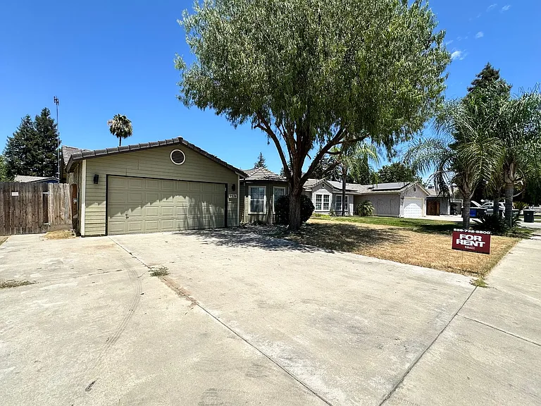2324 W Delta Ave — Photo 2