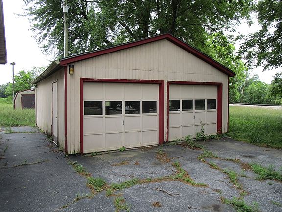 4th image of 703 E 520th Ave