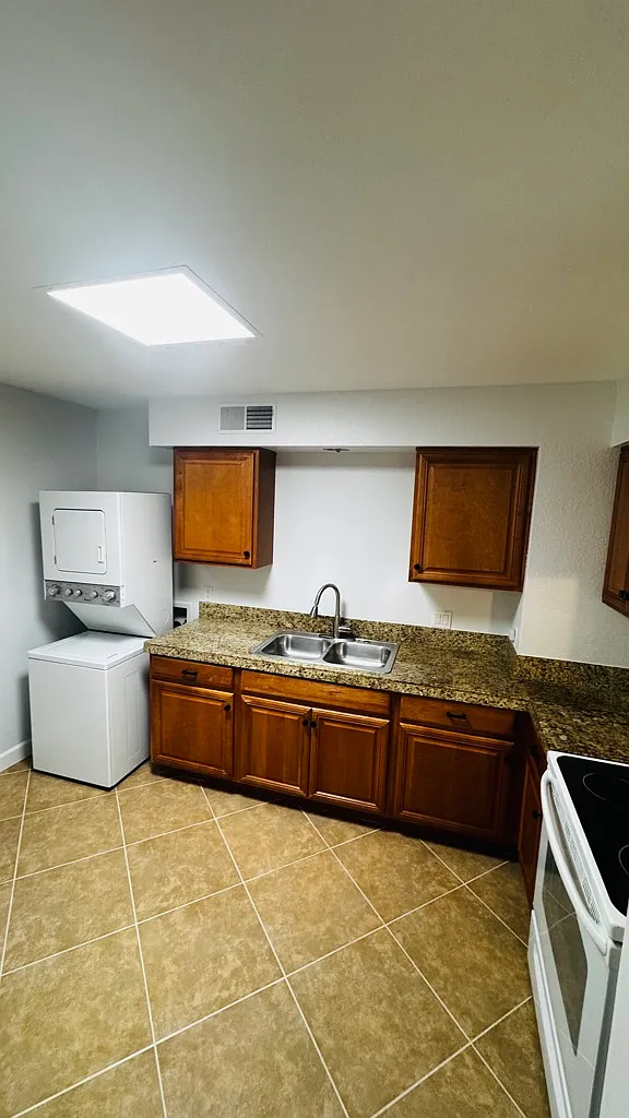 Charming 2BR, In-Unit Washer/Dryer, Private Fenced Yard, Pets welcome — Photo 1