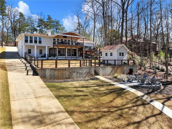 6041 Blackberry Ln, Buford, GA 30518