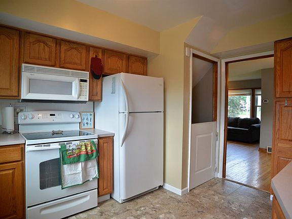 3rd image of 1385 Park Ave