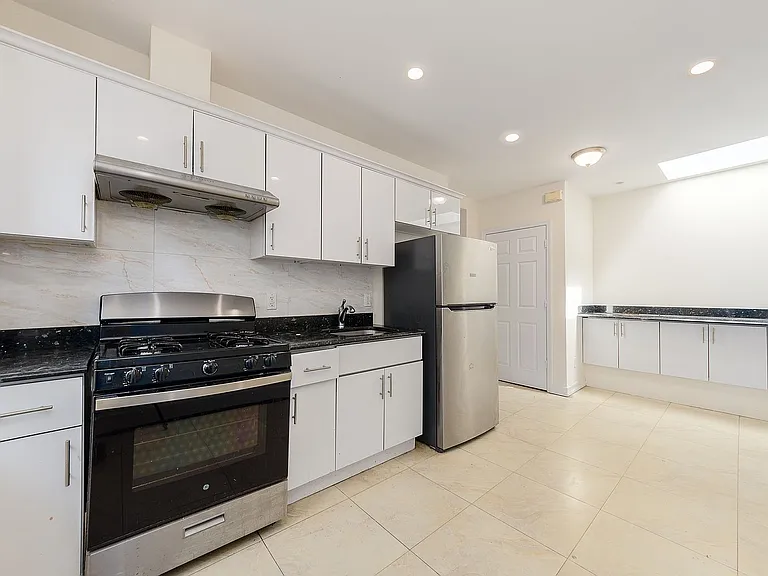 1113 Hancock St #3 — Photo 5
