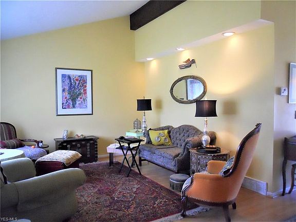 5th image of 20 E Bel Meadow Ln