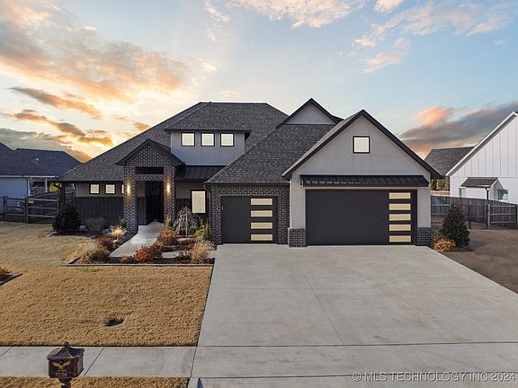 2nd image of 7206 N Hawthorne Ln