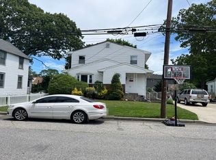 466 S 7th St, Lindenhurst, NY 11757