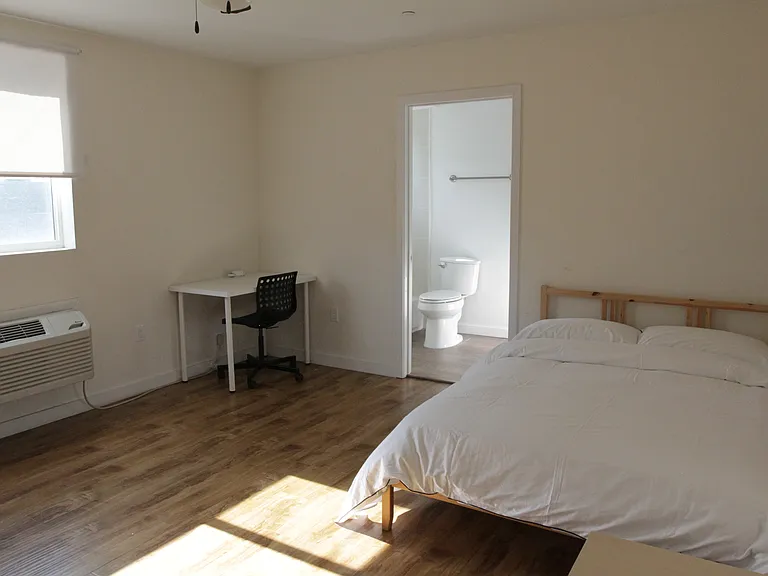 1256 W 37th Dr #TOP FLOOR — Photo 2