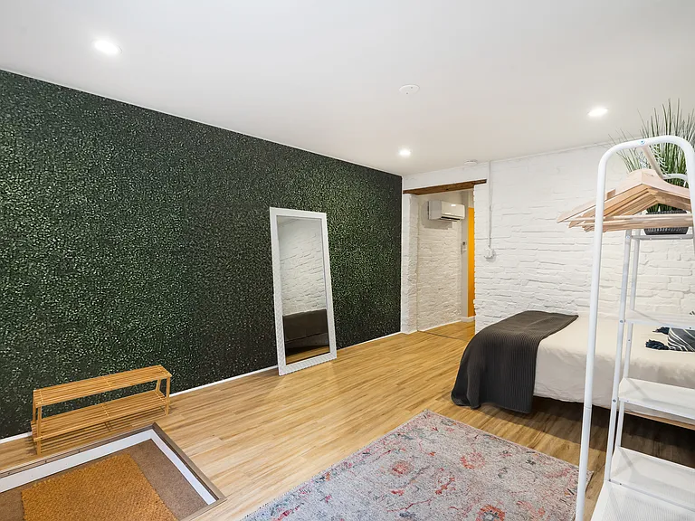 419 E Carson St — Photo 1