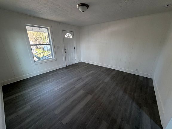 4th image of 202 Woodward St NE