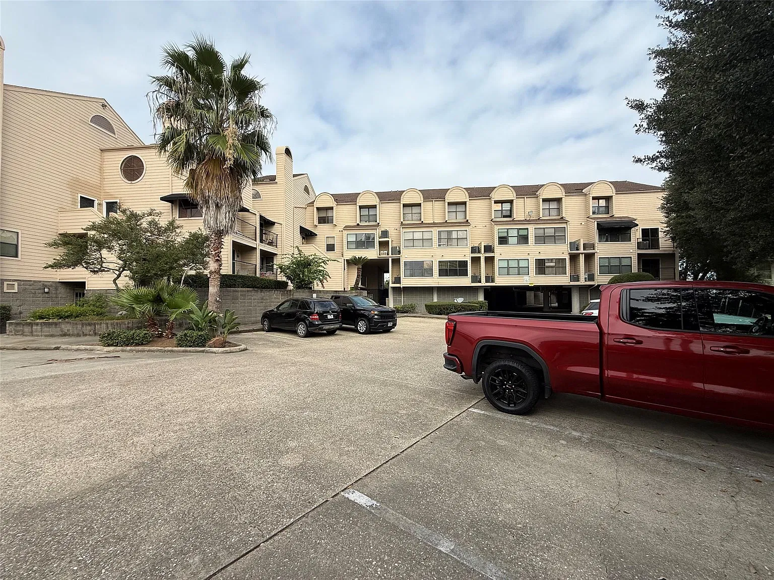 1 bed, 1.0 bath, 642 sqft, $1,200 — Photo 2